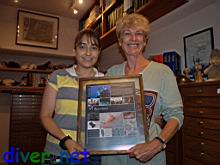 Alicia Hermosiilo & Kirstie Kaiser holding the plaque with the description and commemorating the naming of Polycera kaiserae