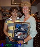 Alicia Hermosiilo & Kirstie Kaiser holding the plaque with the description and commemorating the naming of Polycera kaiserae