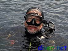 Chris Grossman surfaces after his second 45 minute dive in 46ºF water. 
